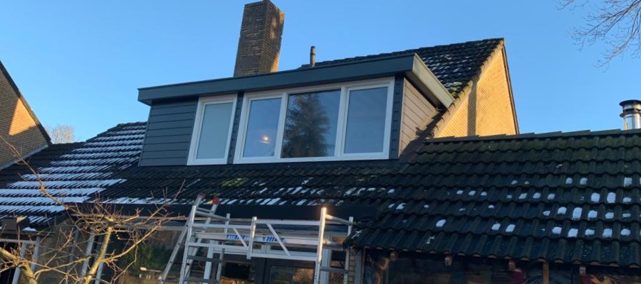 Close up van een nieuwe dakkapel op een woning.