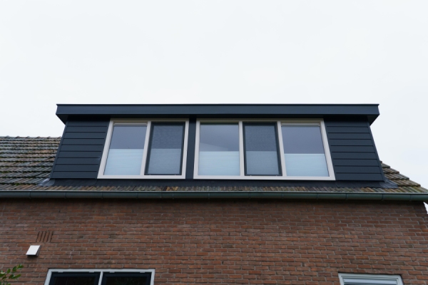 een blauw dakkapel die net geplaatst is 
