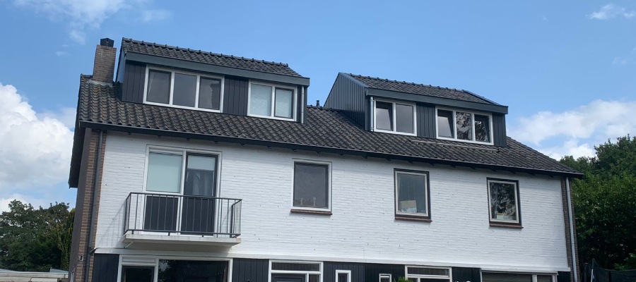 Twee onder een kap woning met dakkapellen.
