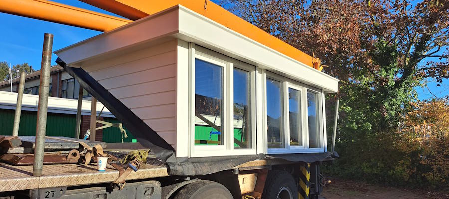 Een prefab dakkapel op de aanhanger, klaar voor plaatsing