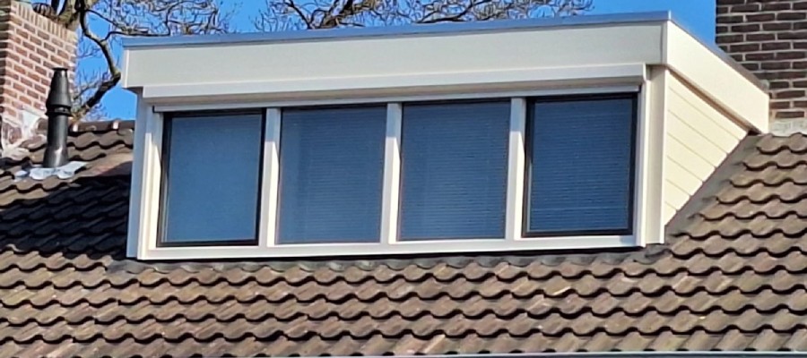 een wit goed onderhouden dakkapel