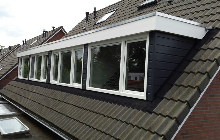 De prijs van het plaatsen van een dakkapel is onder andere afhankelijk van de grootte De prijs van een dakkapel is afhankelijk van de grootte